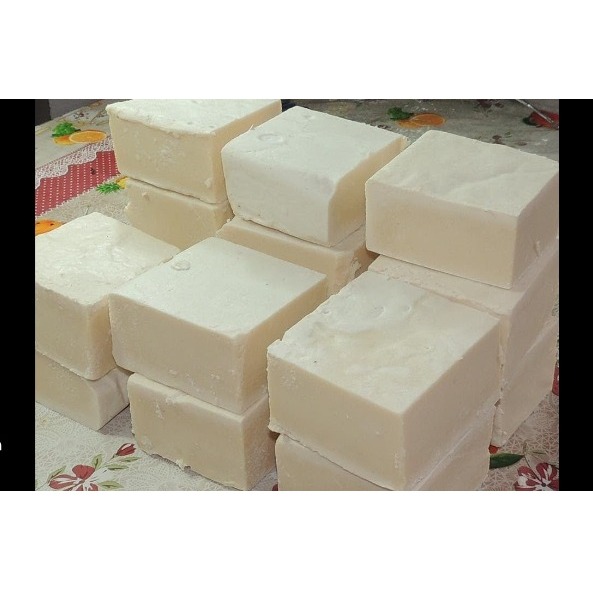 Barra de Sabão caseiro ecológico ,Feito com soda e óleo reciclável.