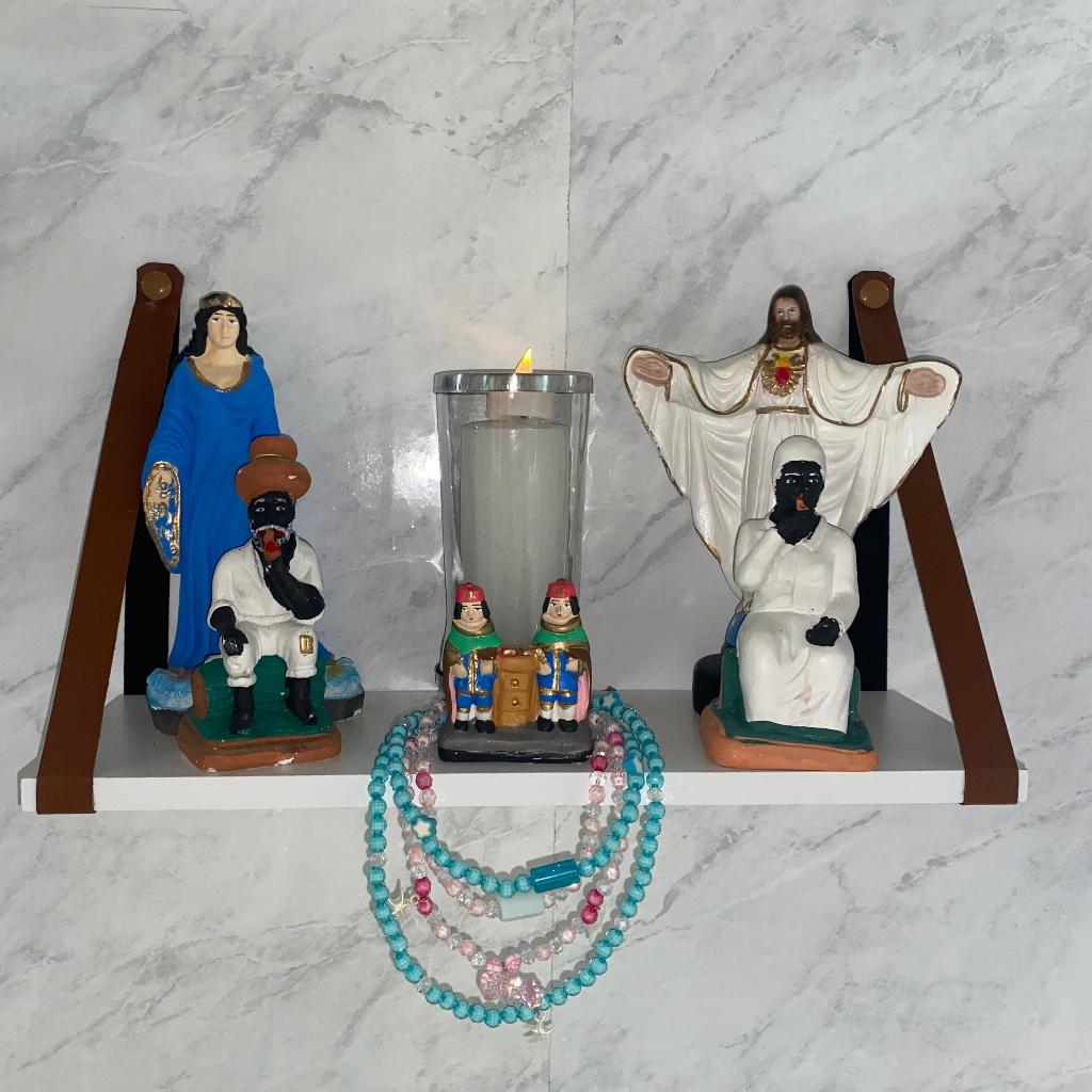 Altar de direita - Pretos velhos + Jesus + Yemanja