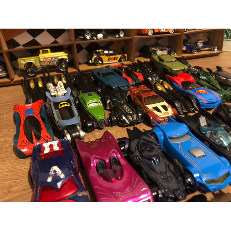 miniaturas colecionáveis hot Wheels temáticas batman dc marvel homem aranha super homem incrível huck star wars