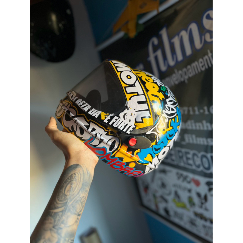 Capacete Replica samarino plotado / lombrado de adesivos originais