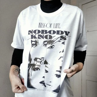 Camiseta Unissex 'NOBODY KNOWS' Kiss Of Life
