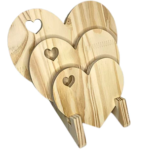 Kit Trio de Tábuas com Coração Vazado + Suporte de Madeira