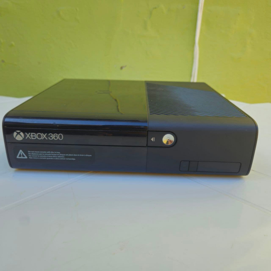 Xbox 360 Super Slim 4GB - Funcionando - Bloqueado - Apenas o Aparelho