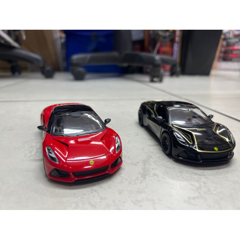 Miniatura Lotus Emira Heritage Edition Kinsmart 1:34 Metal e Fricção