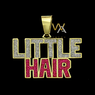 Pingente LITTLE HAIR MC Cabelinho Feito de moeda antiga dourado com resina brilhante