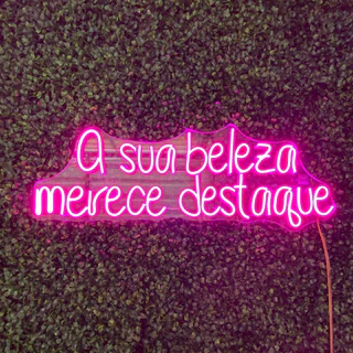 A sua beleza merece destaque 65x25cm - Frase Quadro Decoração Jardim Vertical em NeonLed