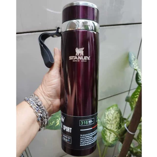 GARRAFA TERMICA INOX COM SUPORTE PRA DAR MAIS CONFORTO AO CLIENTE COM CAPACIDADE DE 1000 ML..