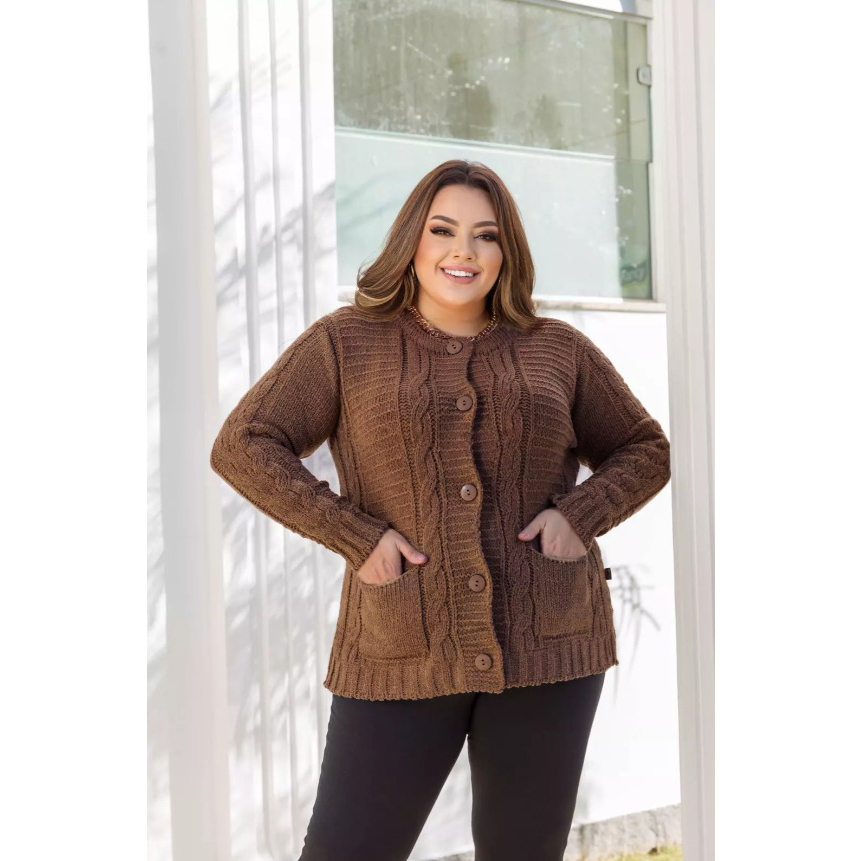 Casaco Tricot Lã Plus Size Bolso e Botões Trança