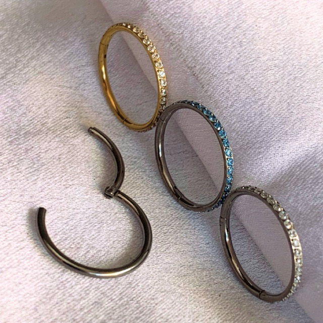 Piercing Titânio ASTM F136 Argola Cravejada Zircônias fecho click (indicado)