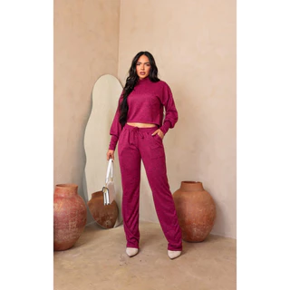 Conjunto lanzinha com calça flaire, blusa com gola alta, estilo sofisticação.