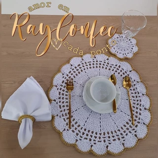 kit 3 peças, 1sousplat, 1 porta copos e 1 porta guardanapo, americano de crochê branco com dourado mesa posta 40 cm