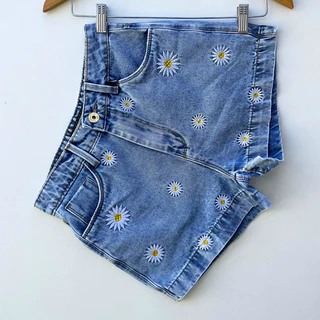 Short jeans feminino cintura alta bordado margarida