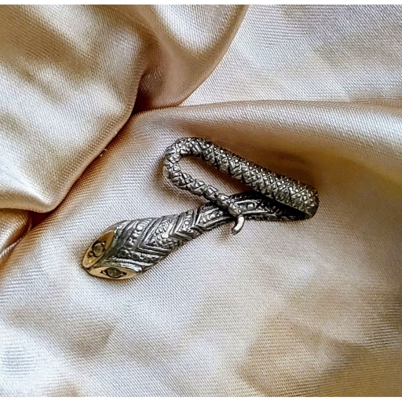 Cobra serpente em prata 925 com detalhes em ouro puro e olhos em zircônia