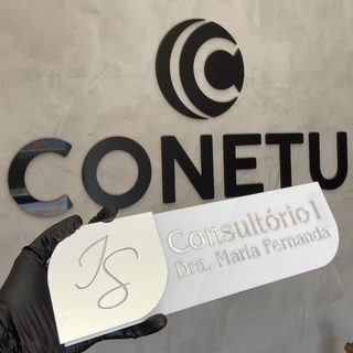 Placa de Identificação para porta em MDF branco + acrílico personalizada para todo tipo de negócio