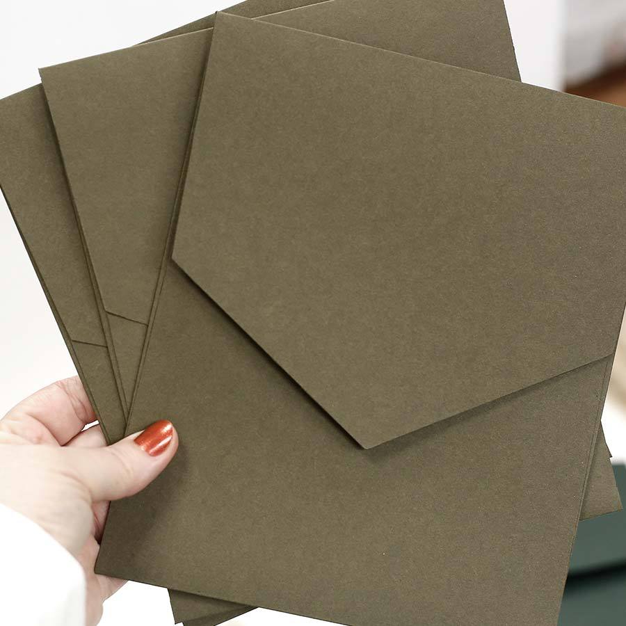 Envelope Luxo para Convite Papel Verde Oliva 240g Geométrico 17x21cm. Pronta Entrega