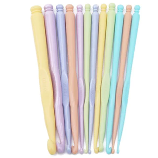 Kit 12 Agulhas de Croche de Plastico Tamanhos Sortidos