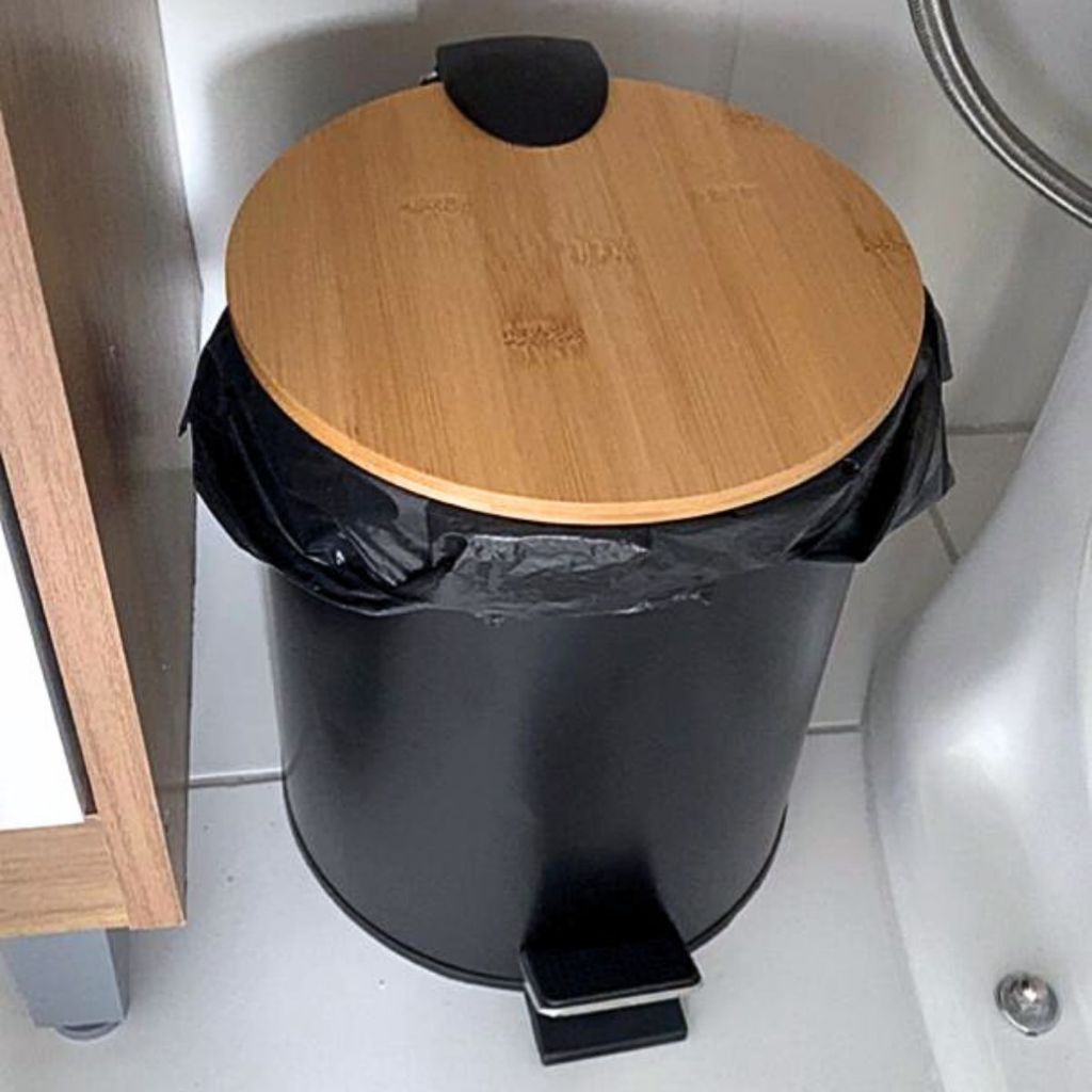 Lixeira Inox 5L Tampa Bambu Redonda Pedal Preto Emborrachado Cesto Balde Coletor Removível Alça p/ Lixo Banheiro Cozinha