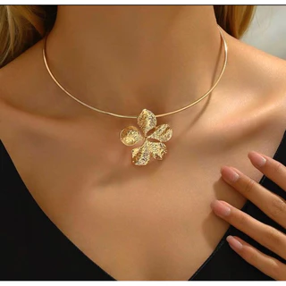 Gargantilha Choker Colar Fireable Dourada Elegante com Detalhe de Flor
