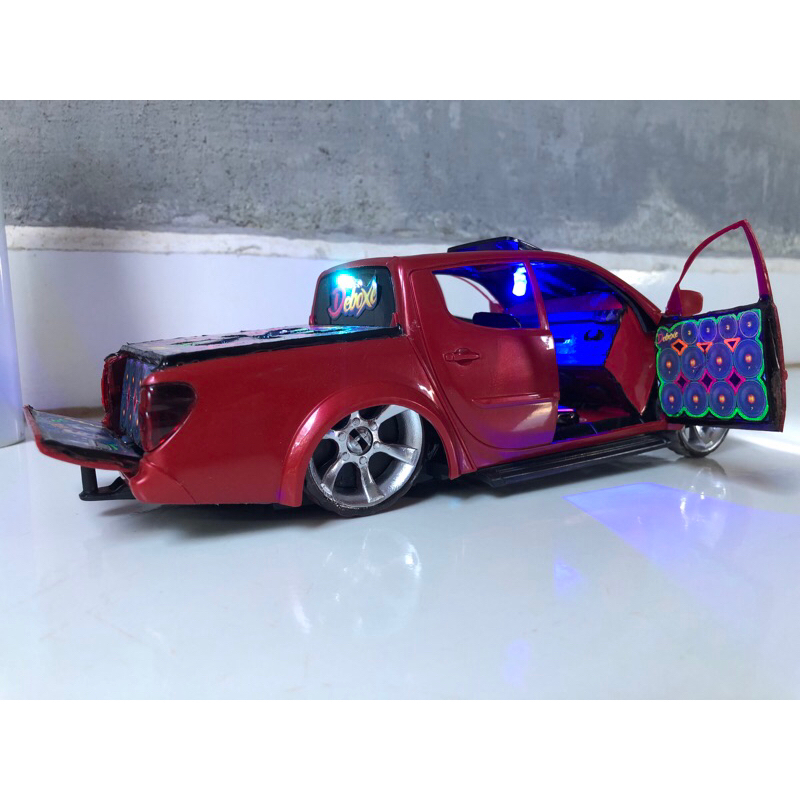 Carrinho de Som Miniatura L200 Triton Rebaixada com Rodoes