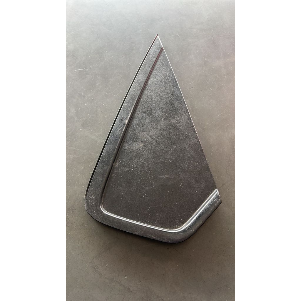 MOLDURA EXTERNA LATERAL TRASEIRA DIREITA HB20S 2013/2019 USADO ORIGINAL