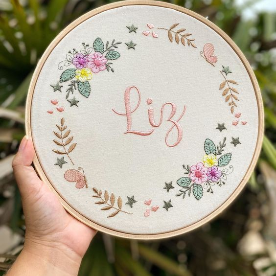 PORTA MATERNIDADE BASTIDOR DECORAÇÃO QUARTO DE BEBÊ BORDADO PERSONALIZADO