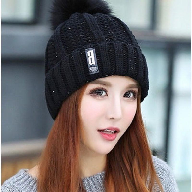 Touca Feminina Gorro de Lã Inverno Letra R Com Pompom Forrado de Pelinho