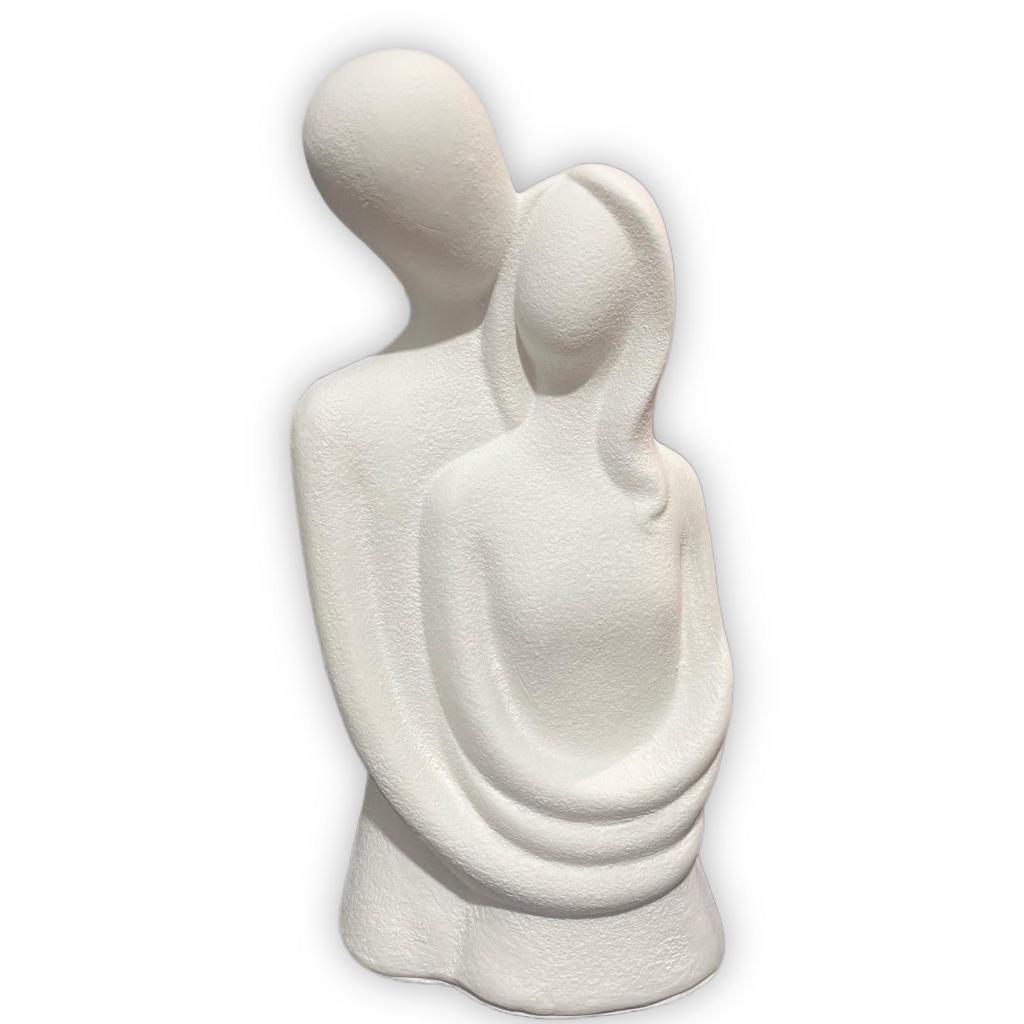 Casal abraçado moderno em Gesso Cru