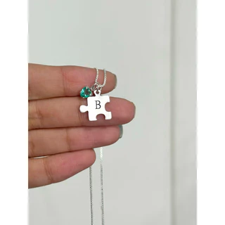 Colar quebra-cabeça personalizado com a inicial + pingente coração banhado à prata 925