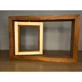 Item de decoração com porta retrato de madeira maciça cambara e pinus, porta retrato giratorio