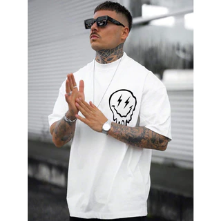 Camiseta Oversized Smile Derretido Estampada Emoji Blusa Caimento no Ombro