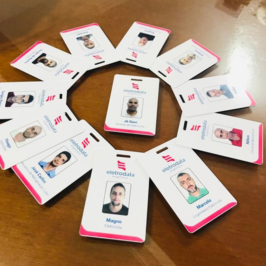 30 Crachás Empresariais Personalizados