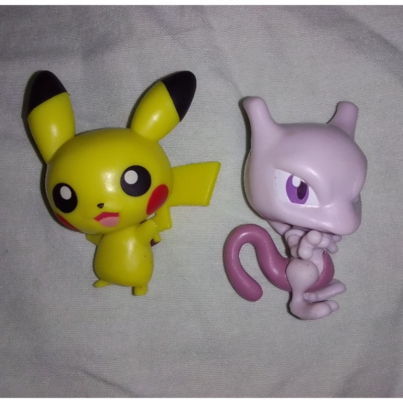 Conjunto Dois Bonecos Estatueta Pokémon - Pikachu e Mewtwo