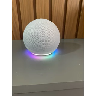 Caixa de som com Bluetooth, Led modelo Alexa, Bluetooth através do aplicativo da Amazon, e possível interagir por comando de voz pelo Bluetooth do celular