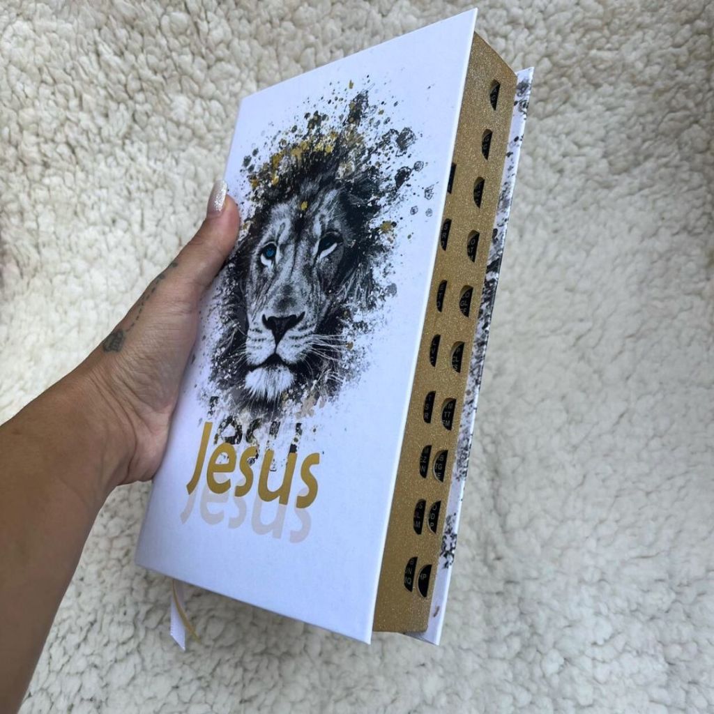 Bíblia Leão Jesus Branca com Lateral Dourada LETRAS MÉDIAS Com Harpa e Índice, Palavras de Jesus Destacadas em Vermelho