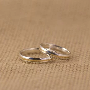 Par de aliança de namoro prata 950 minimanlista 3mm + friso banhado a ouro 18k + anel solitario