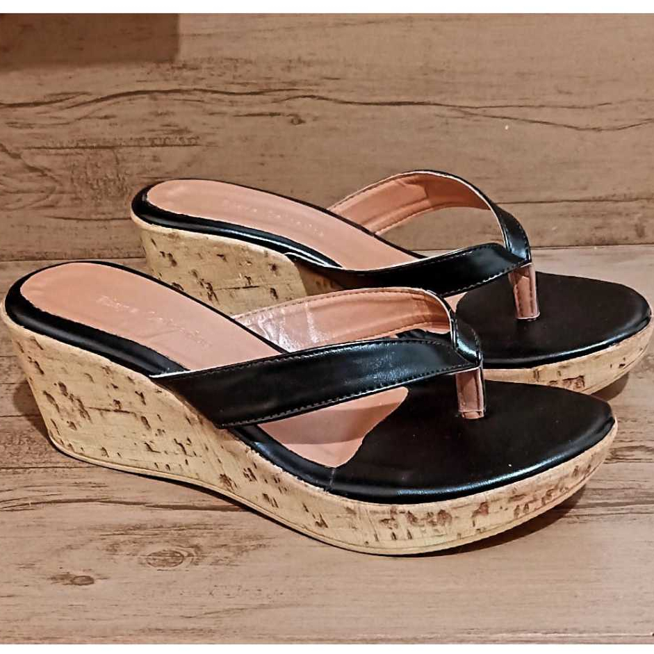 Sandália Tamanco Feminina Anabela Salto Cortiça Baixo de Dedo Preto  Novidade em Promoção