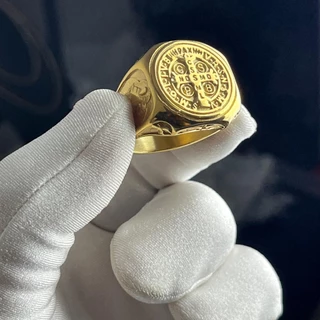 Anel Medalha São Bento Cruz Sagrada Dourado Aço Maciço