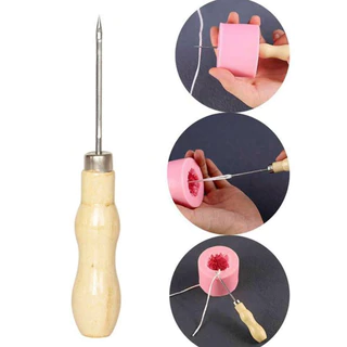 Furador de velas e molde de silicone com base de madeira para passar pavio.