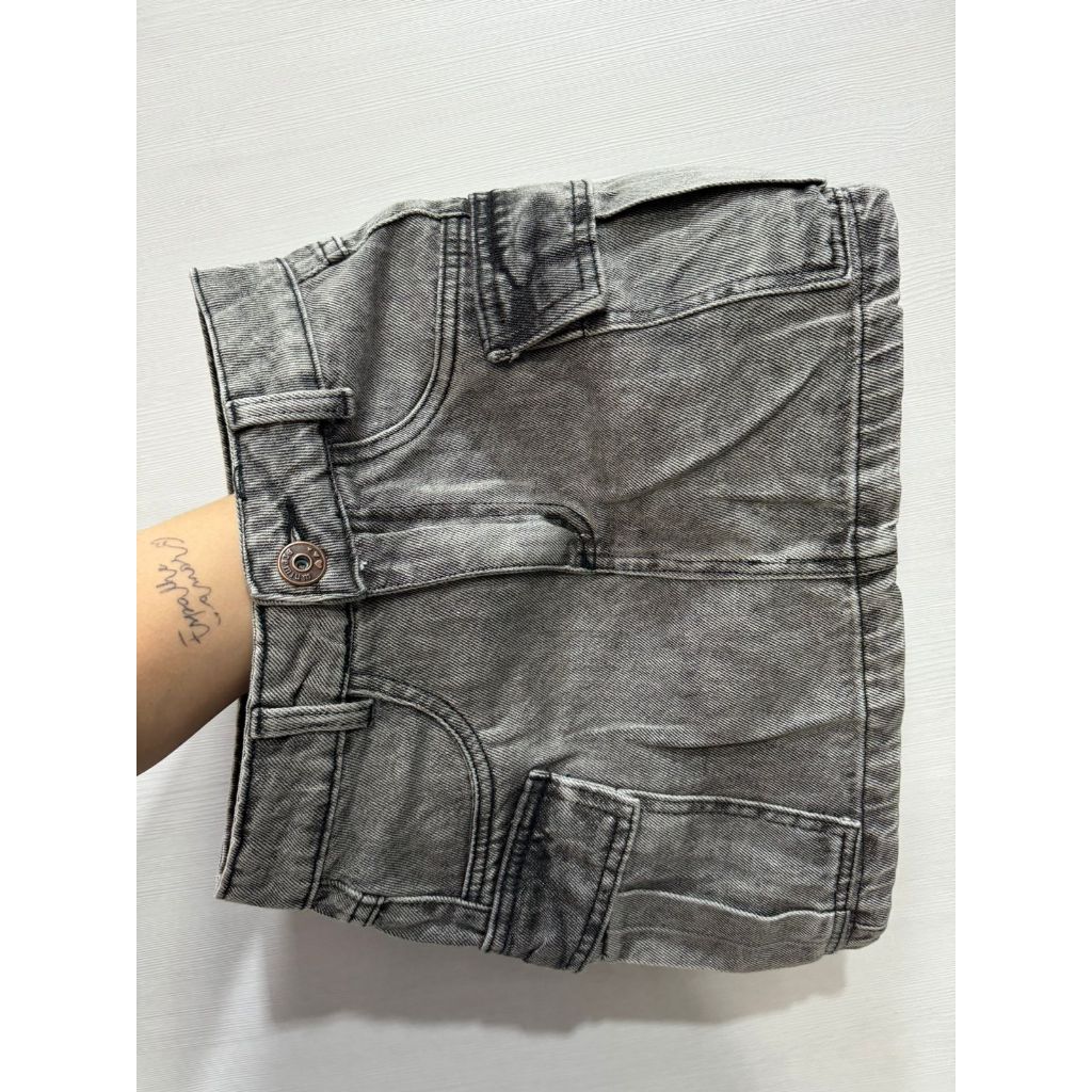 Saia Jeans Cargo Com Bolsos Laterais Lavagem Cinza Escuro