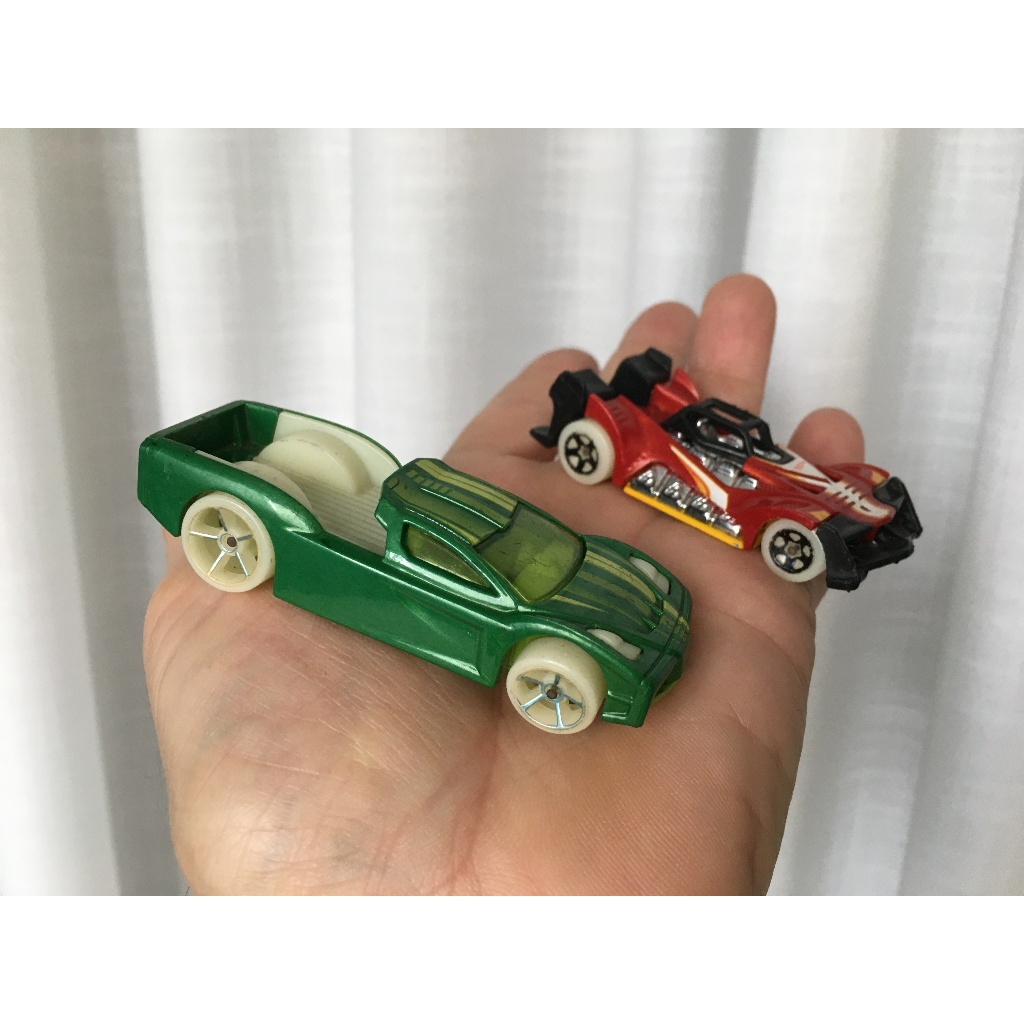 Hot Wheels picape e race car corrida - 2 carrinhos que brilham no escuro - partes fosforescentes
