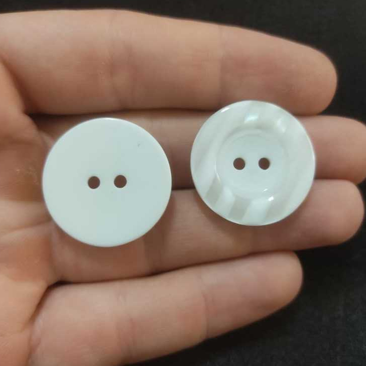 Botão Branco 25mm com 2 Furos Detalhes Transparente | Shopee Brasil