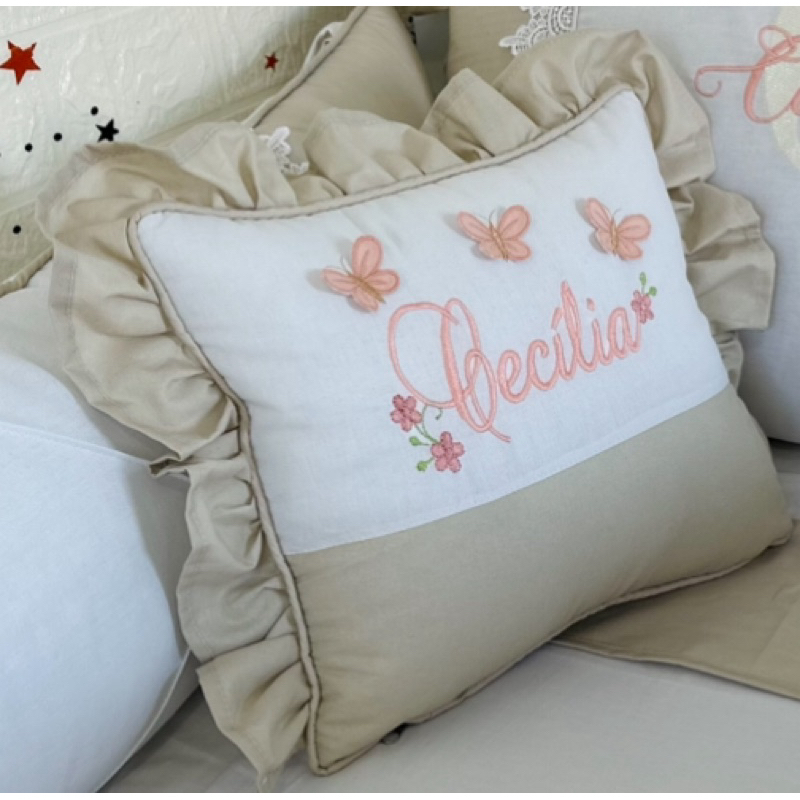 Almofada Decorativa Bebê Menina Com Nome Bordado e Fecho em Zíper
