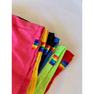 Short Basico com detalhe Arcoiris Linha Premium com bolsos laterais e corda reguladora na cintura