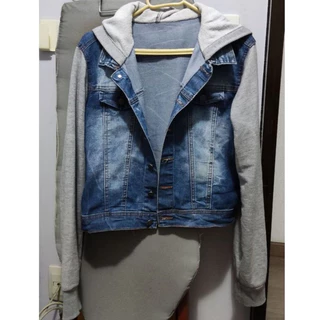 jaqueta de malha e jeans com capuz