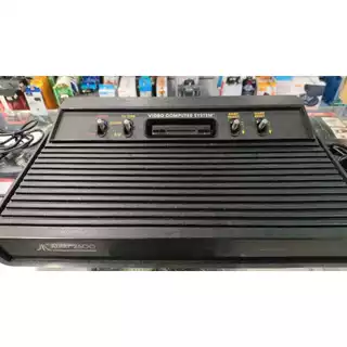 atari 2600 com 2 controles e 1 jogos