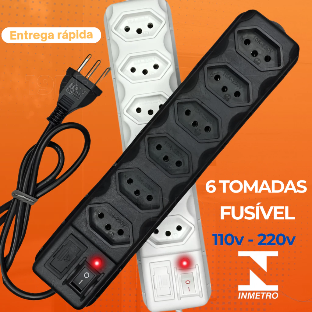 Régua de tomadas preta e branca com 6 tomadas cada, plugue e cabo visíveis em fundo laranja com texto 'Entrega rápida'