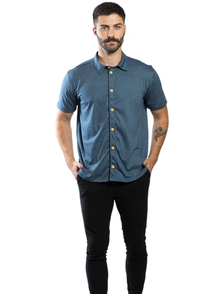 Camisa masculina de botão estonada modelagem slim sustentável manga curta