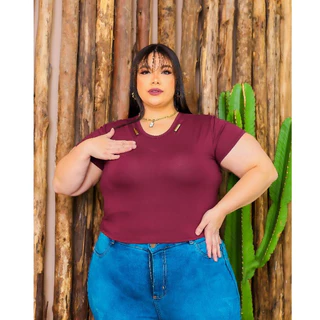 Blusa Plus Size Manga Curta Visco Lycra Premium com Detalhe na Gola de 2 Fibela Tubo