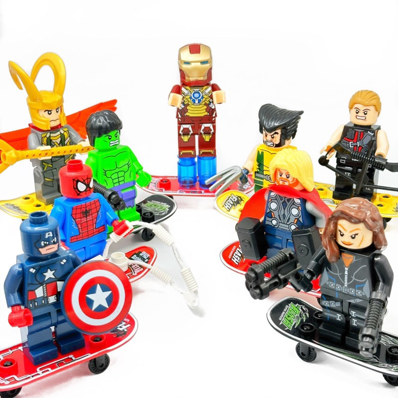 Bonecos Super Heróis lego com acessórios e skate