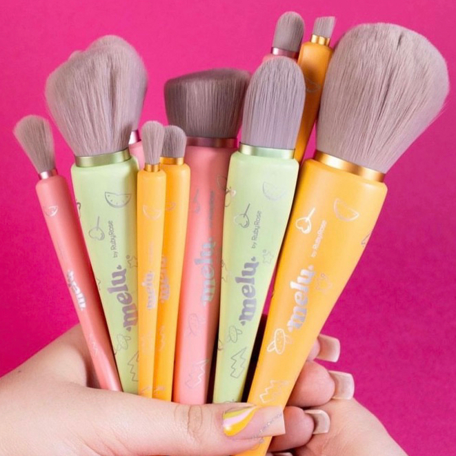 Pincel aplicador para maquiagem com cerdas macias ao toque com a pele, sem agredir , sem arranhar, cerdas em siliconemelu ruby rose